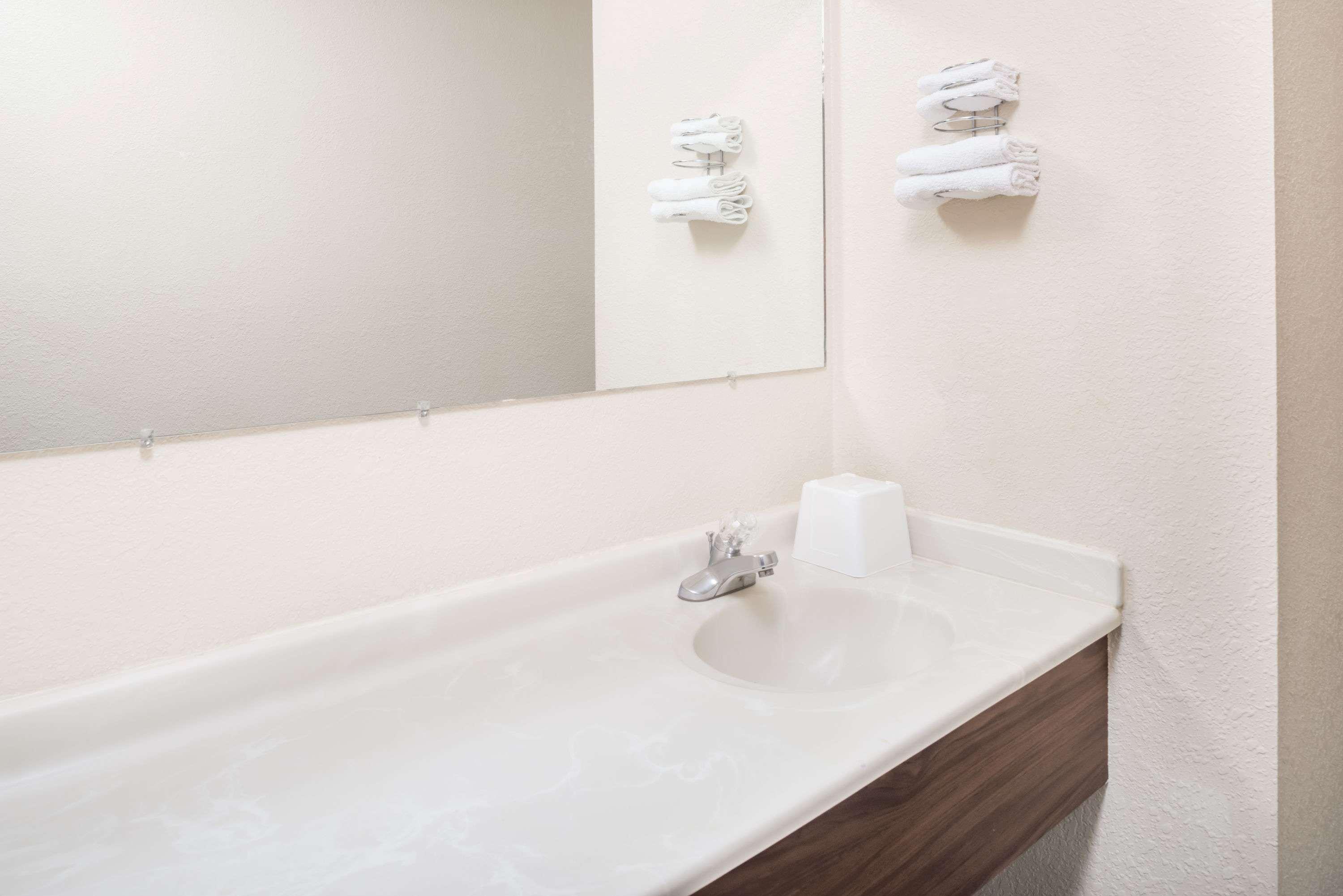Super 8 By Wyndham Spokane Valley Room photo